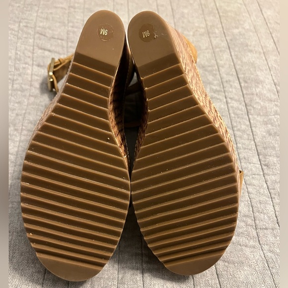 Tory Burch Wedge Sandals Sz 9 - Tan - Picture 11 of 13
